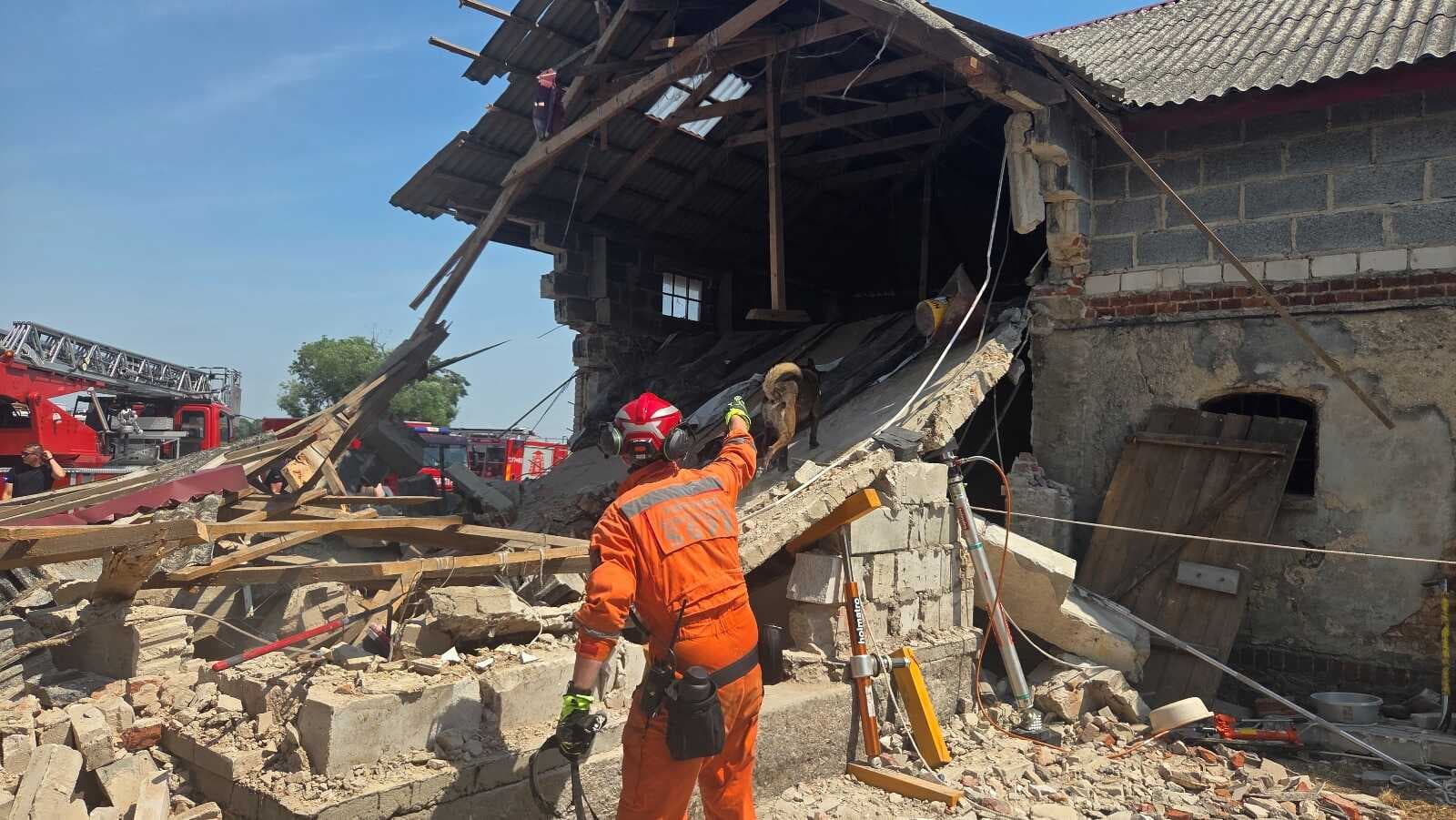 Wybuch w budynku inwentarskim w Kopydłowie Nowym. Dwie osoby poszkodowane, kobieta uwięziona pod gruzami