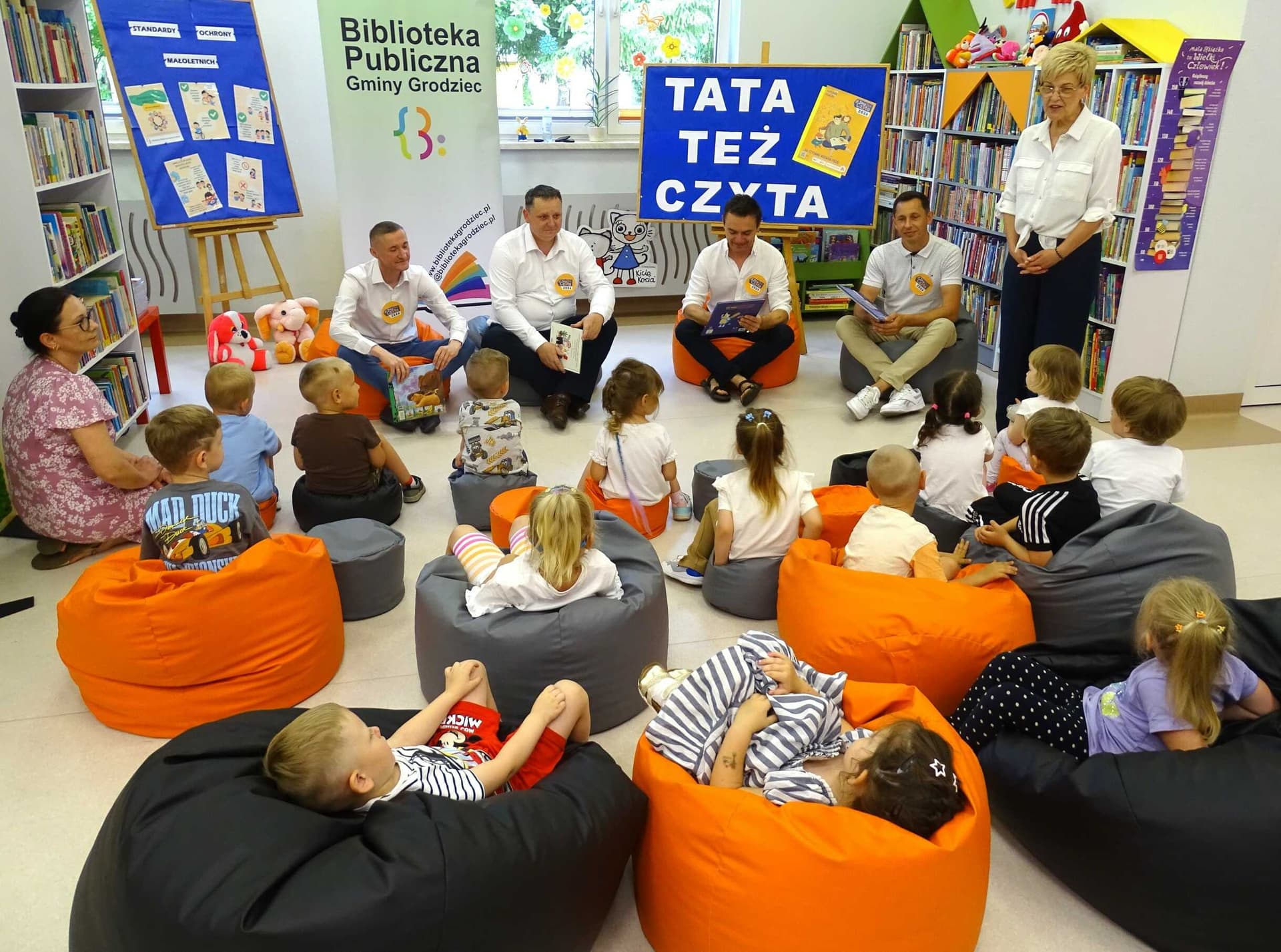 Tatusiowie czytali przedszkolakom w Grodźcu. Wyjątkowa akcja z okazji Dnia Ojca