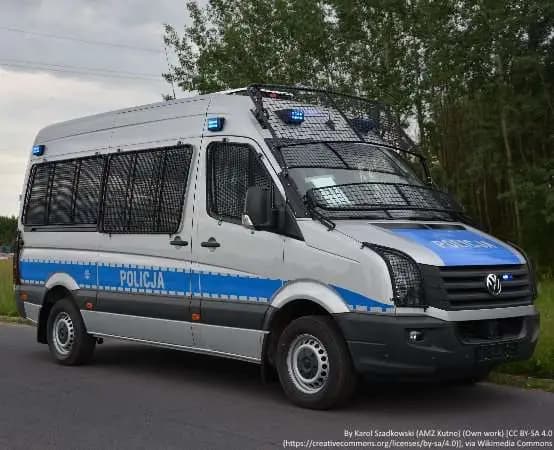 Policjant po służbie ruszył na pomoc. Napastnik żądał papierosa i telefonu
