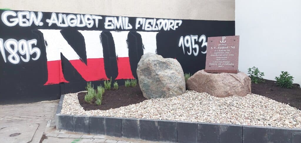 Gen bryg. August Emil Fieldorf „Nil” ma już w Grudziądzu tablicę pamiątkową umieszczoną w godnym, ładnym miejscu. Brawo za tę zmianę! Jak było przedtem, jak jest dziś – zdjęcia