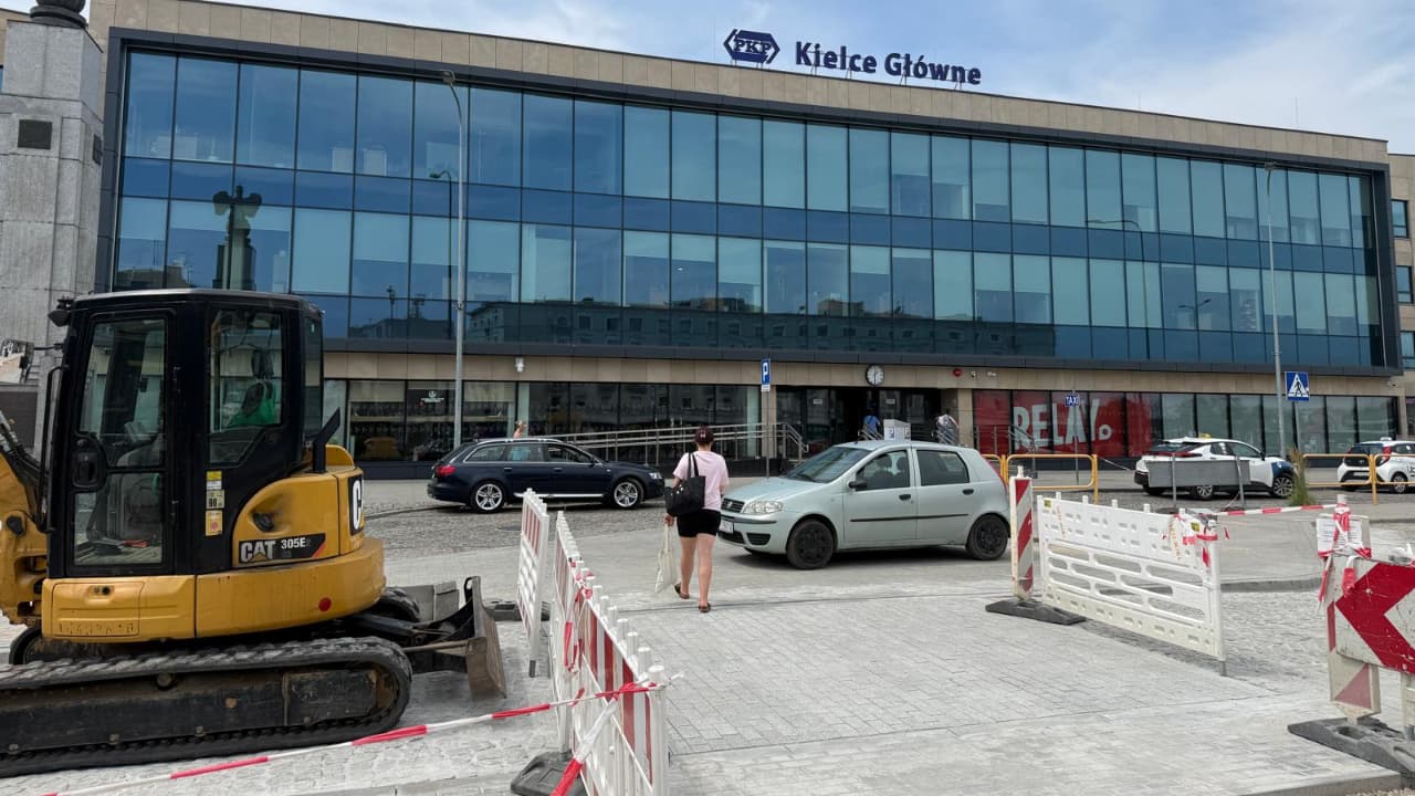 MIASTO Co dalej z parkingiem przy dworcu PKP w Kielcach? Mieszkańcy wściekli, miejsc brak