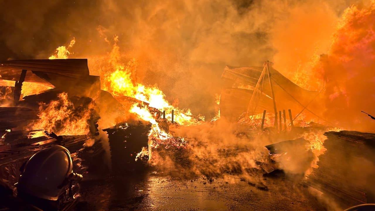 Pożar tartaku w Szczukowicach. Akcja gaśnicza trwała całą noc 20