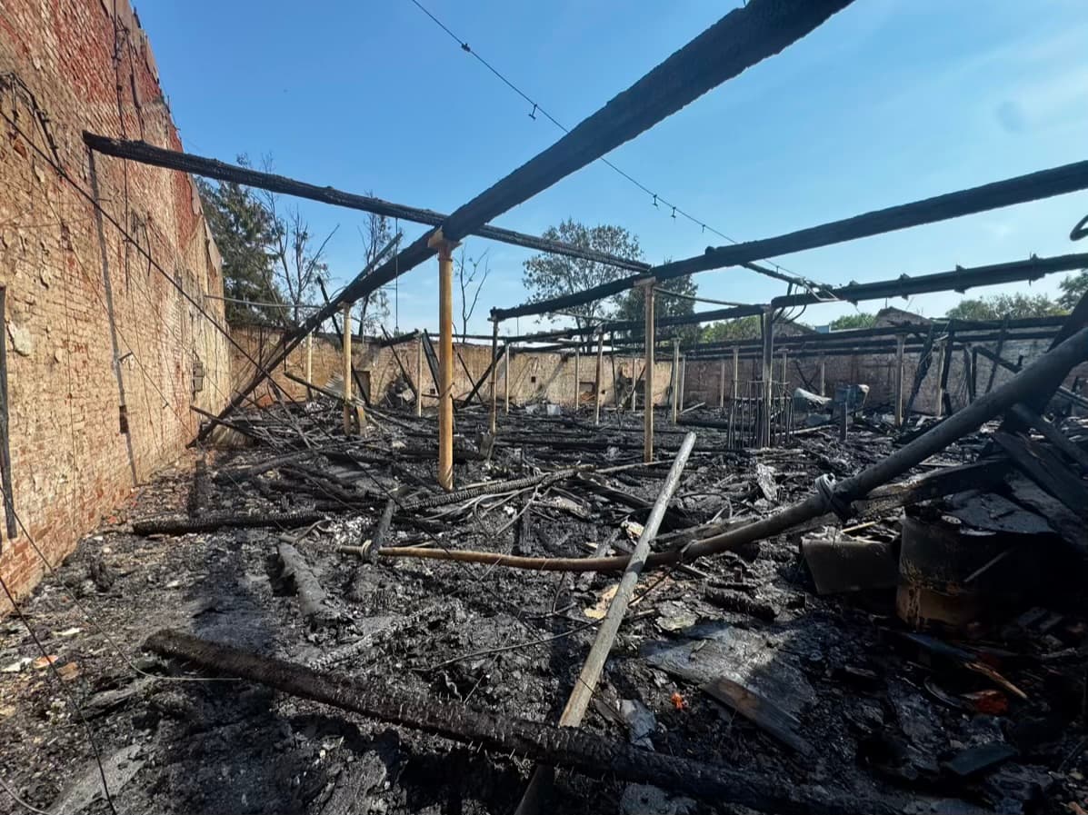 Dach runął, wnętrze spłonęło. Pożar zamienił halę w pogorzelisko