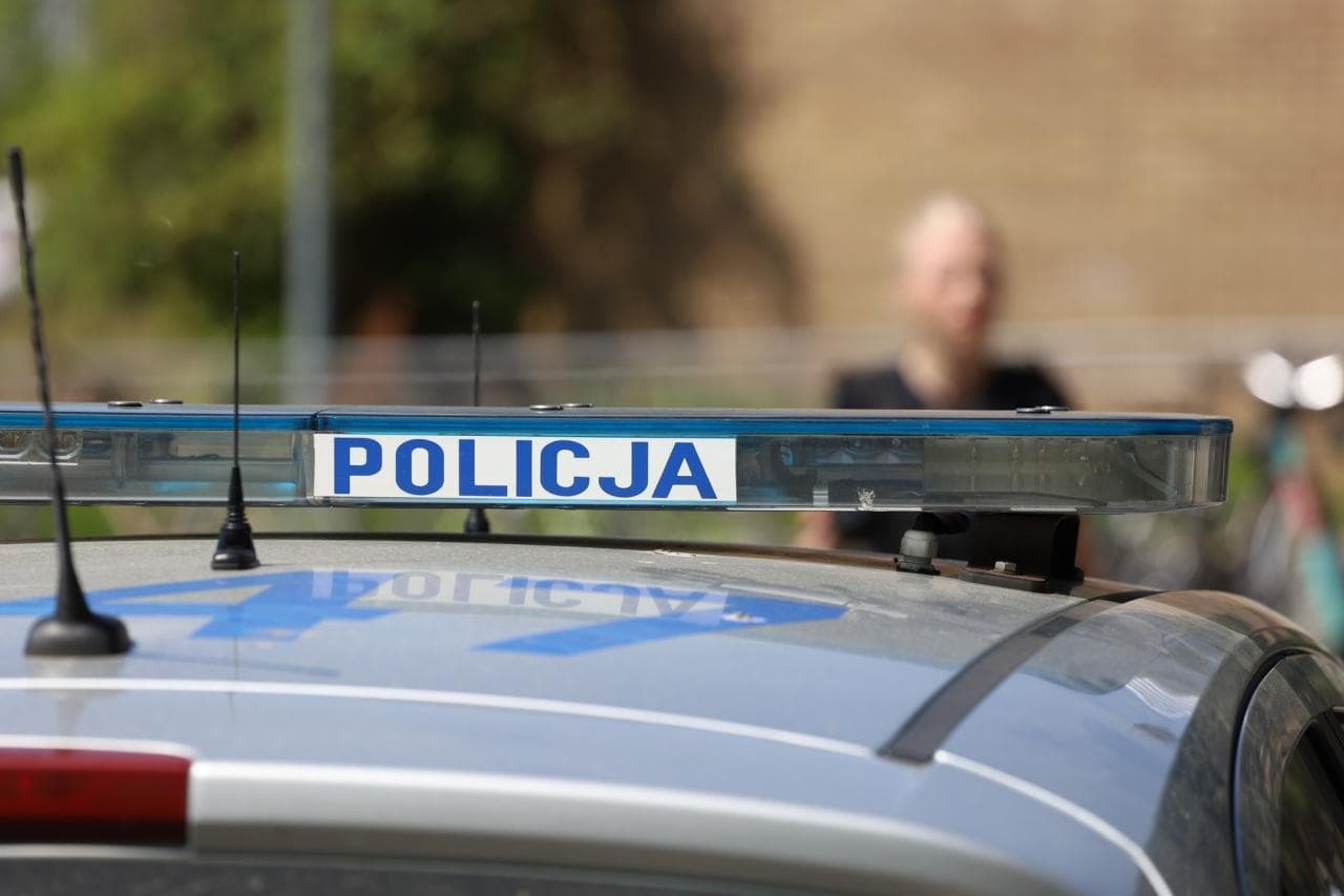Utrudnienia na A2, samochód ciężarowy wypadł z drogi
