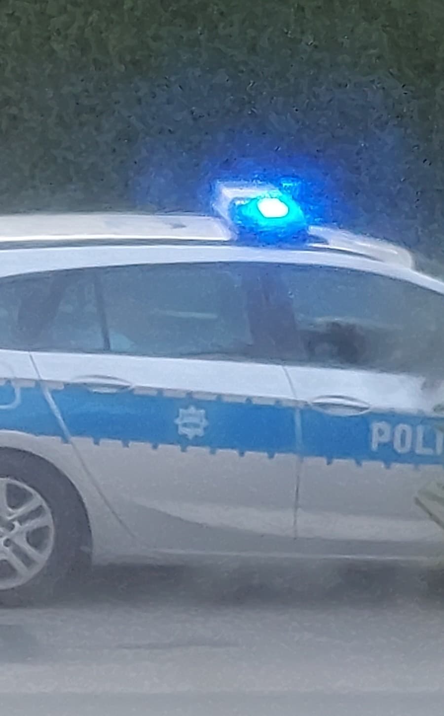 Na DK11 po zderzeniu samochodów jedno auto wpadło do rowu. Droga była zablokowana