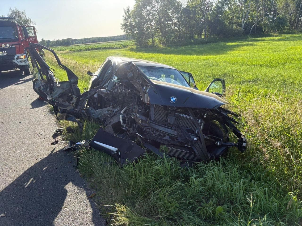 Kierowca BMW uderzył w drzewo. Z auta została miazga