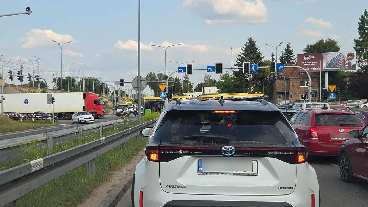 Kierowcy stoją w 'gigantycznym korku' przy jednym z poznańskich skrzyżowań