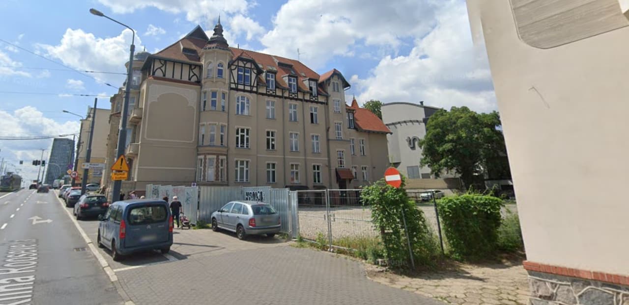 Na pustym placu po kamienicy w centrum Poznania powstaje płatny parking. Sprawie przyjrzy się nadzór budowlany