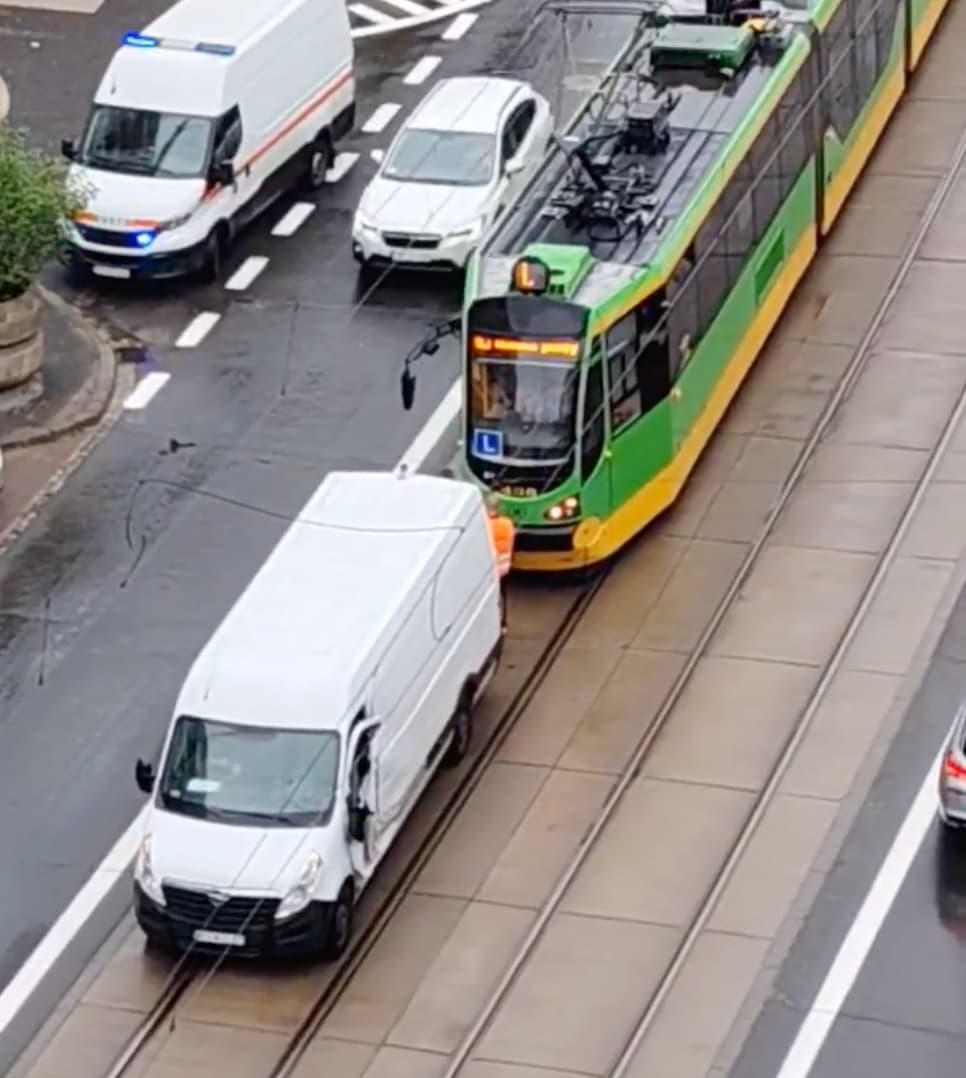 Zderzenie tramwaju i busa na Głogowskiej. Utrudnienia