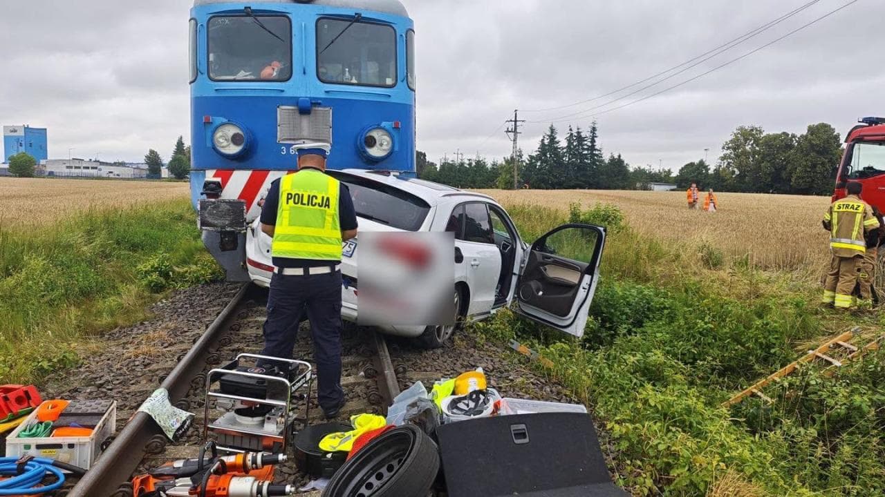 Tragedia na przejeździe kolejowym w regionie. Samochód wjechał pod pociąg towarowy