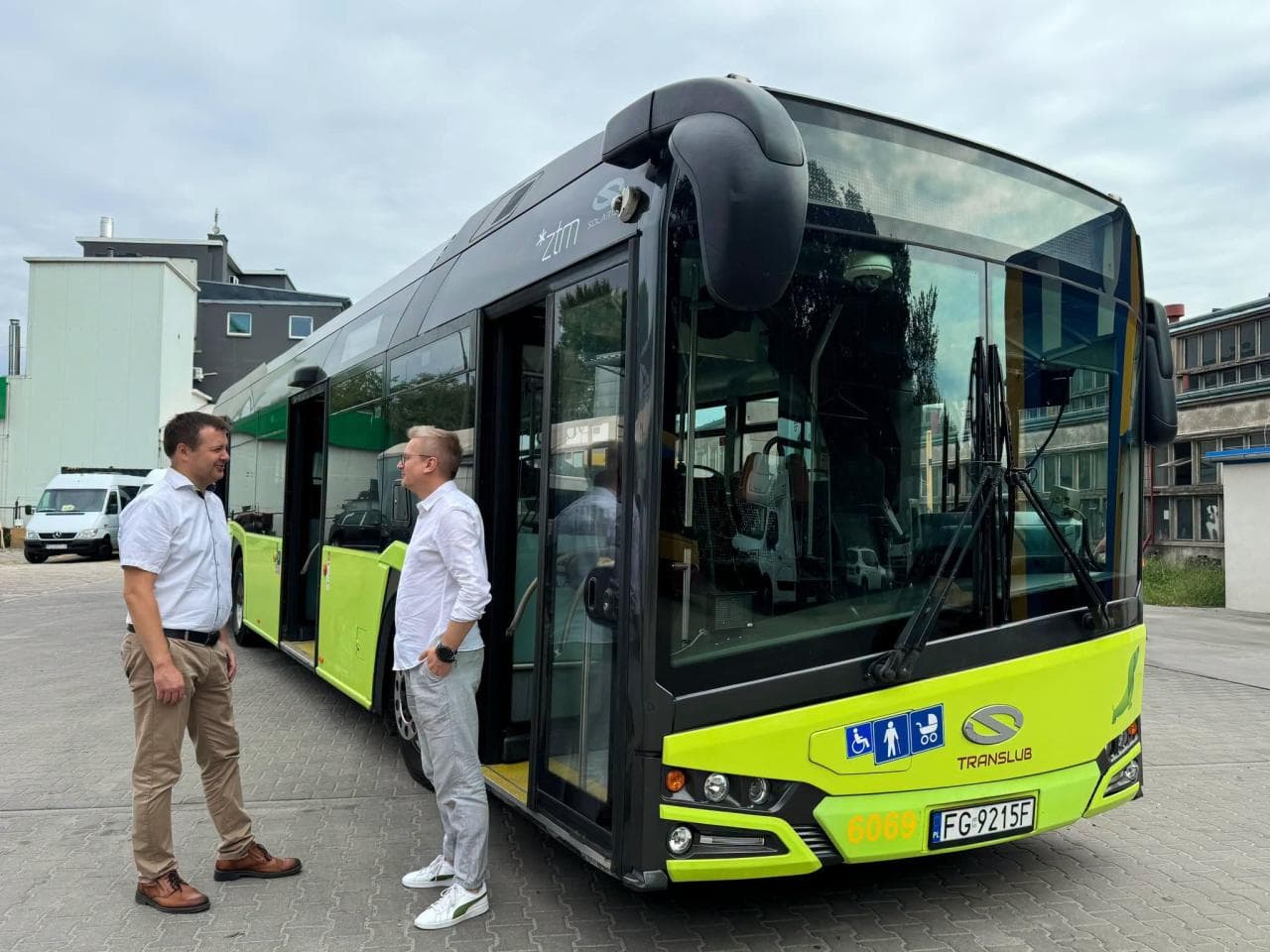 Autobus w nietypowych barwach może pojawić się na ulicach podpoznańskiej miejscowości. "Uspokajamy"