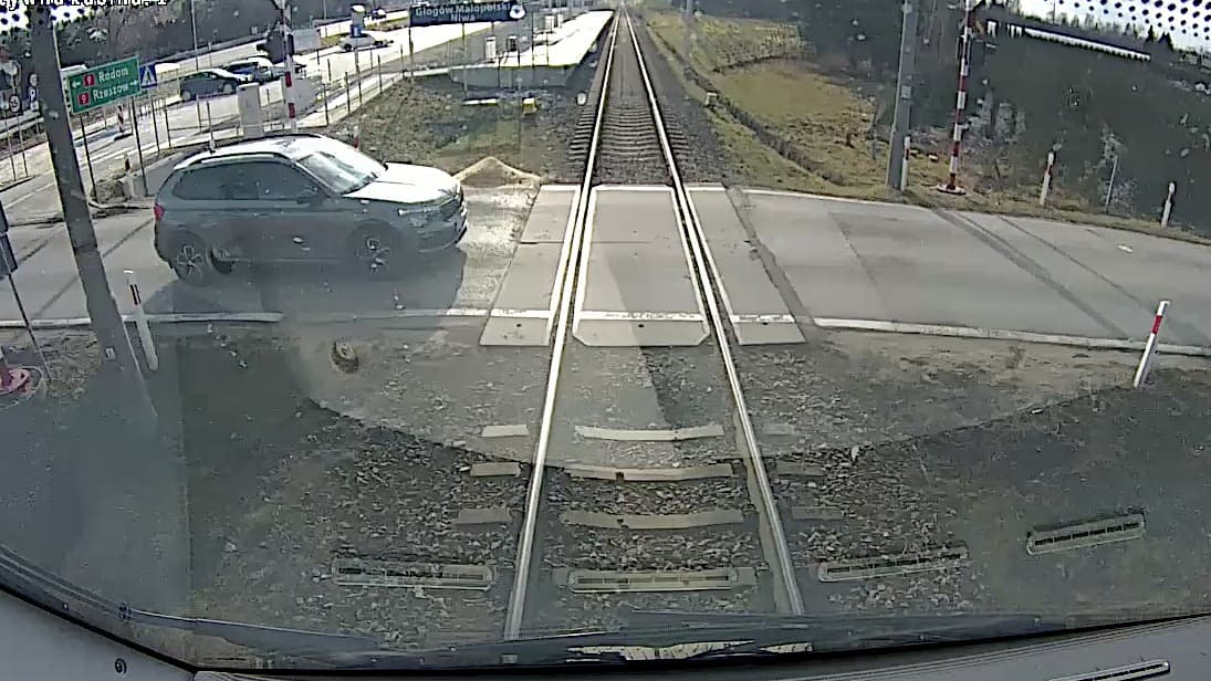 Coraz więcej niebezpiecznych sytuacji przez kierowców na przejazdach kolejowych. "Wyraźny wzrost w II kwartale roku"