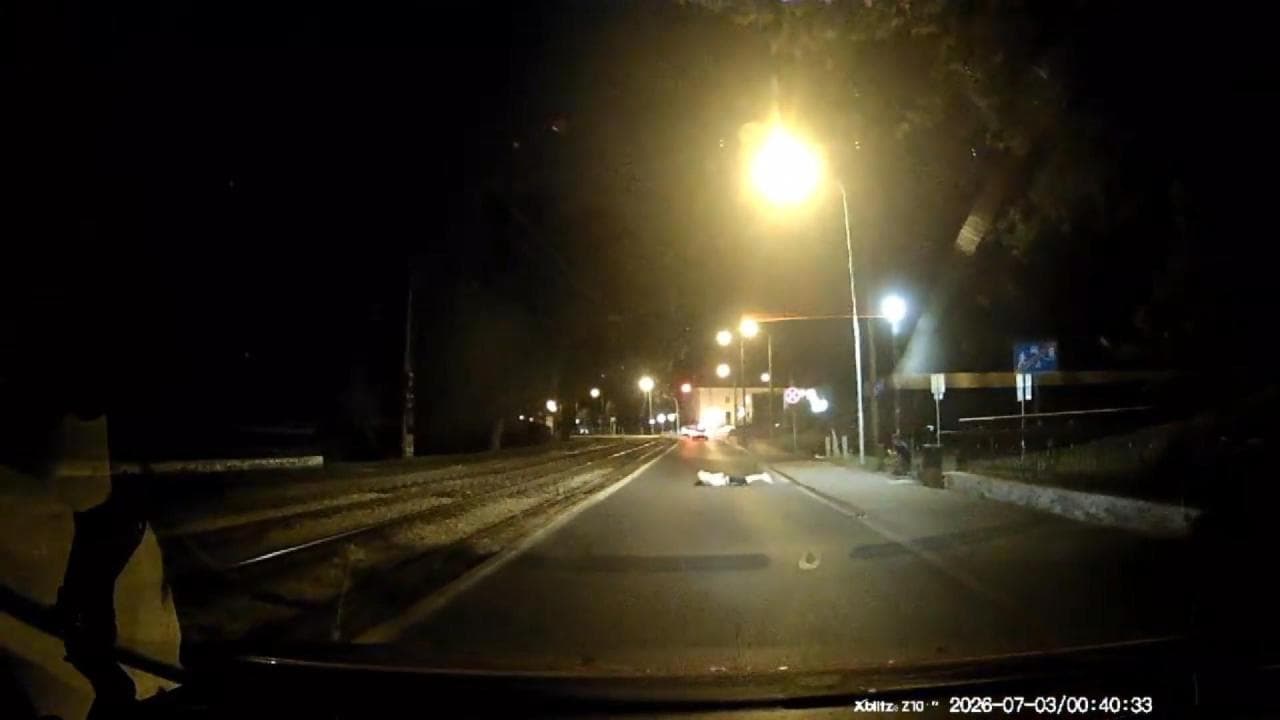 Idiotyczne zachowanie w Poznaniu. W środku nocy kładł się na jezdni przed nadjeżdżającym autem, kolega nagrywał