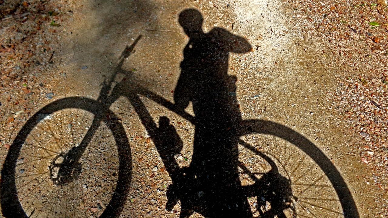 Nerwowe zachowanie rowerzystów w regionie zwróciło uwagę policjantów. Chowali się za samochody