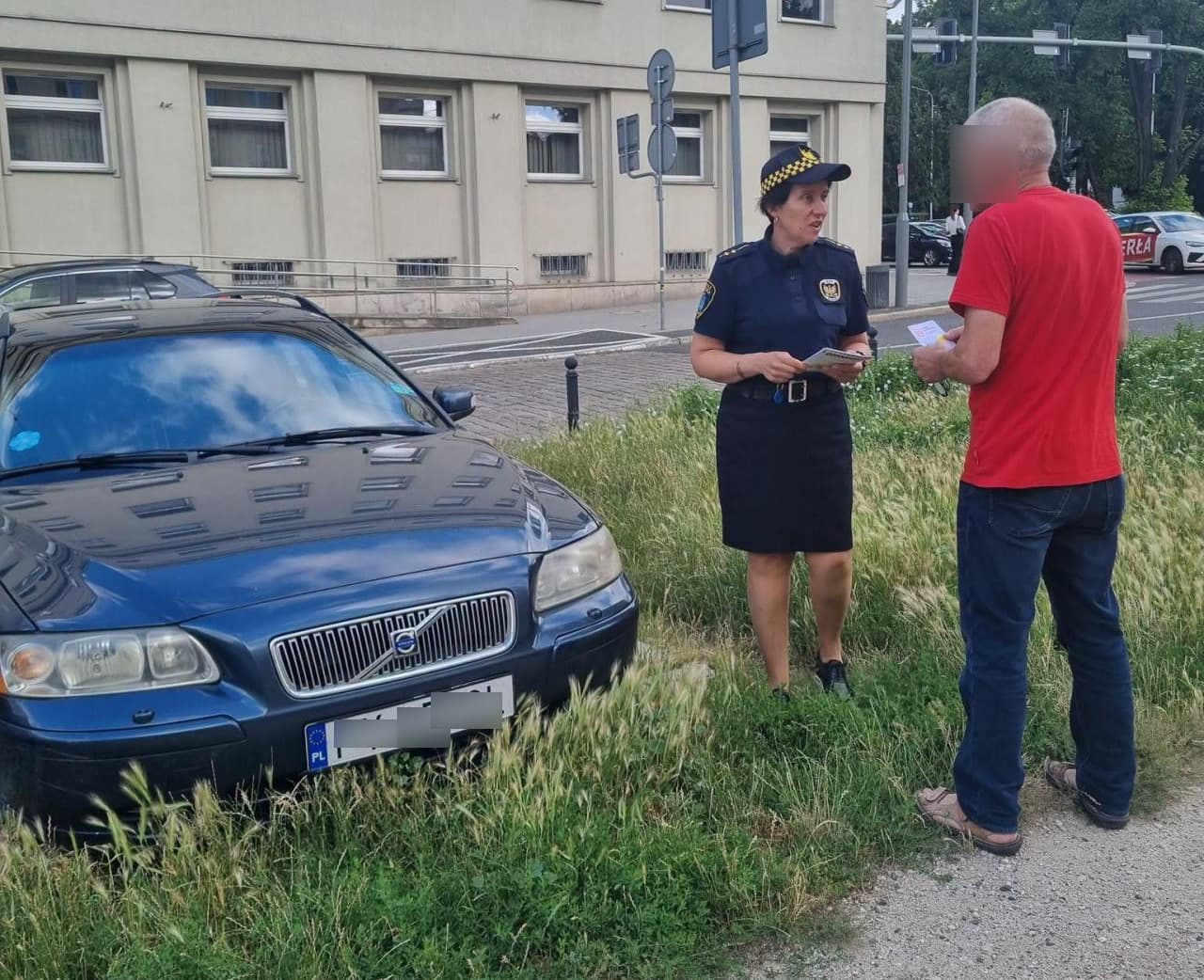 Ważny apel! Strażniczki miejskie zostawiały kartki za wycieraczkami samochodów