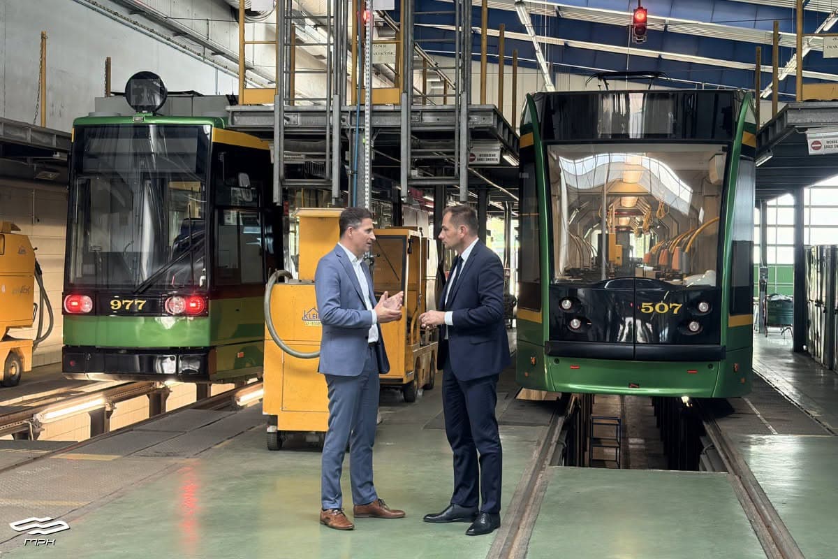 Zastępca prezydenta Poznania odwiedził poznańską zajezdnię. "Tramwaje z Bonn nie zastępują kupna nowych"