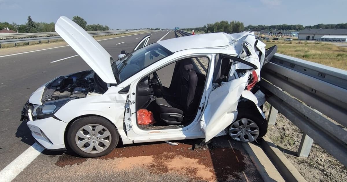 Wypadek na autostradzie. Dwie osoby trafiły do szpitala[ZDJĘCIA]