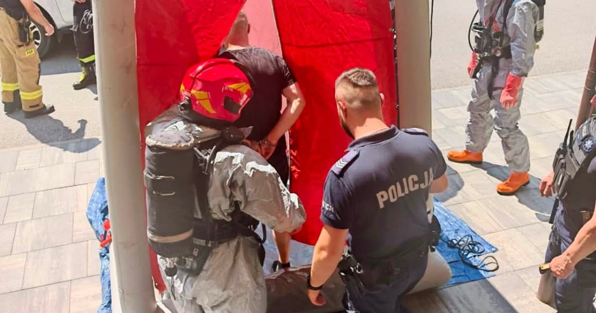 Strażacy z Leska ćwiczyli działania podczas zagrożenia chemicznego w szkole