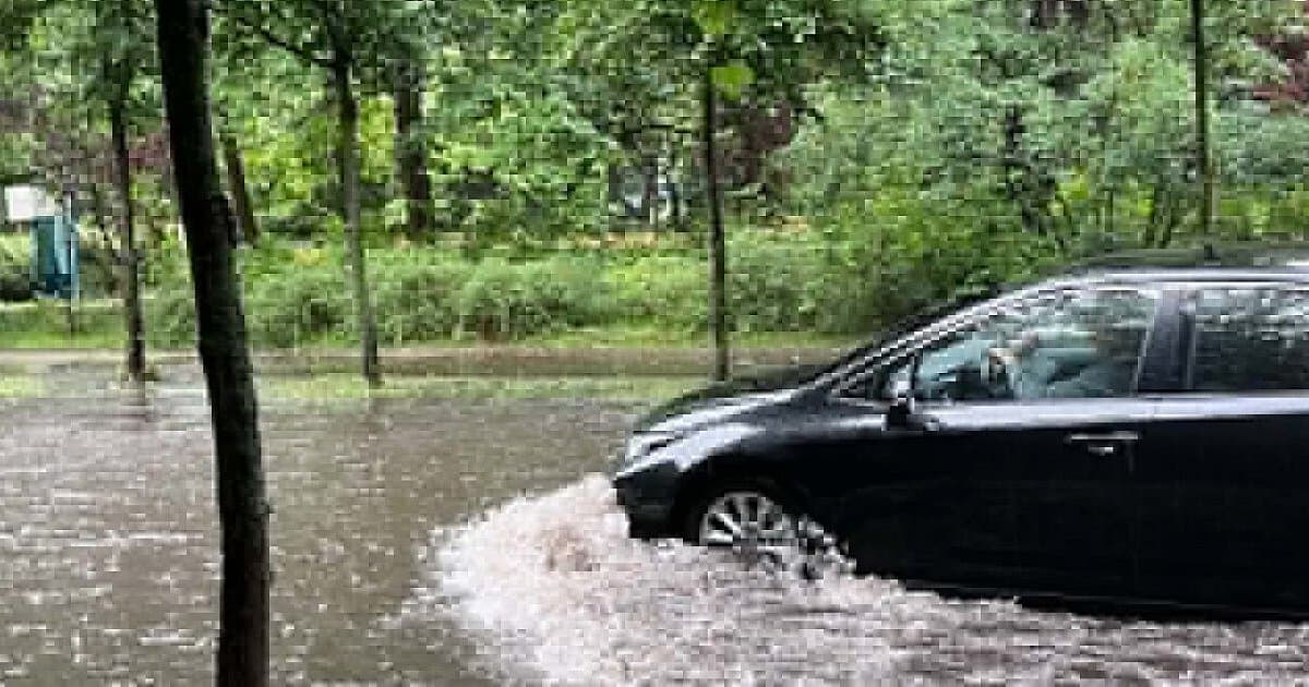 Sopot po krótkiej ulewie. Samochody brodziły w wodzie [WIDEO]