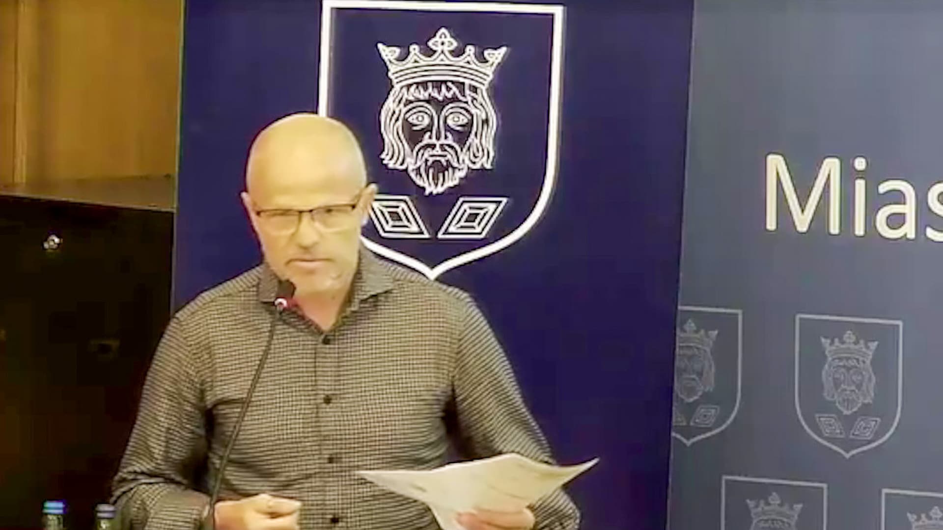 Burmistrz Szamotuł z absolutorium. W tle ostre wystąpienie przedsiębiorcy i zawiadomienie do prokuratury