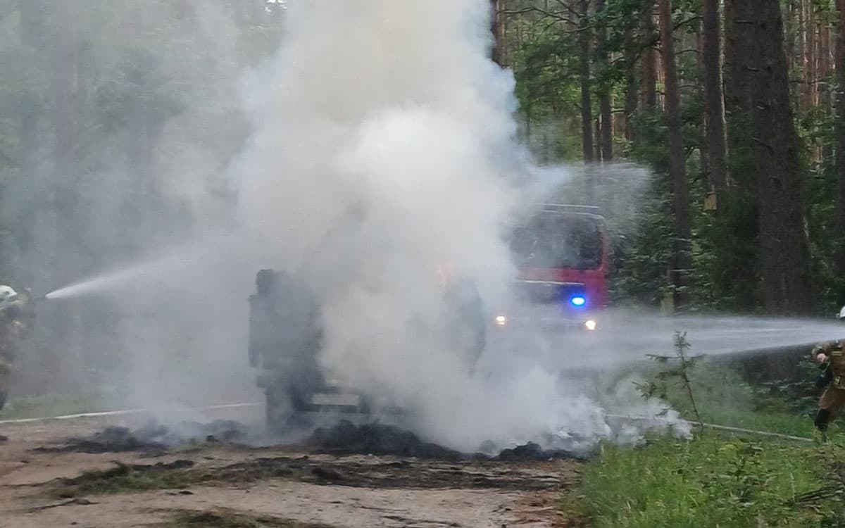 Pożar na leśnej drodze. Niewiele brakowało, a szkody byłyby jeszcze większe [zdjęcia]
