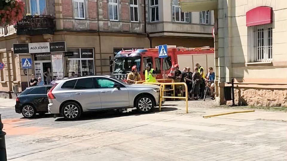 Zderzenie samochodów w samym centrum miasta. Poszkodowane dziecko zabrano do szpitala