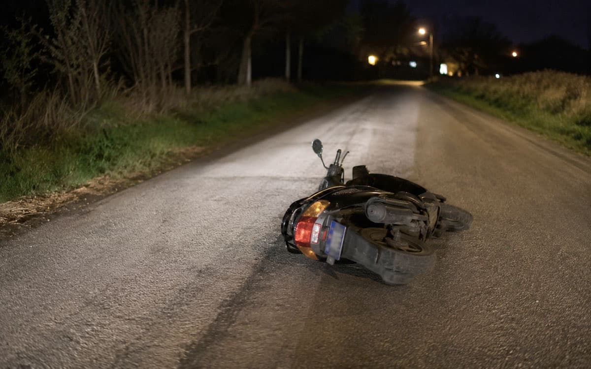 Nocne zderzenie z sarną. Kierowca skutera trafił do szpitala