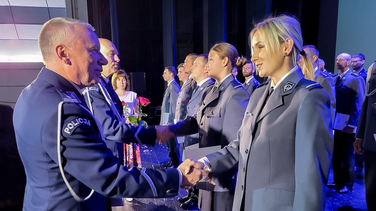 Dziś swoje święto obchodzili policjanci. Prawie 50 funkcjonariuszy odebrało awanse [zdjęcia]