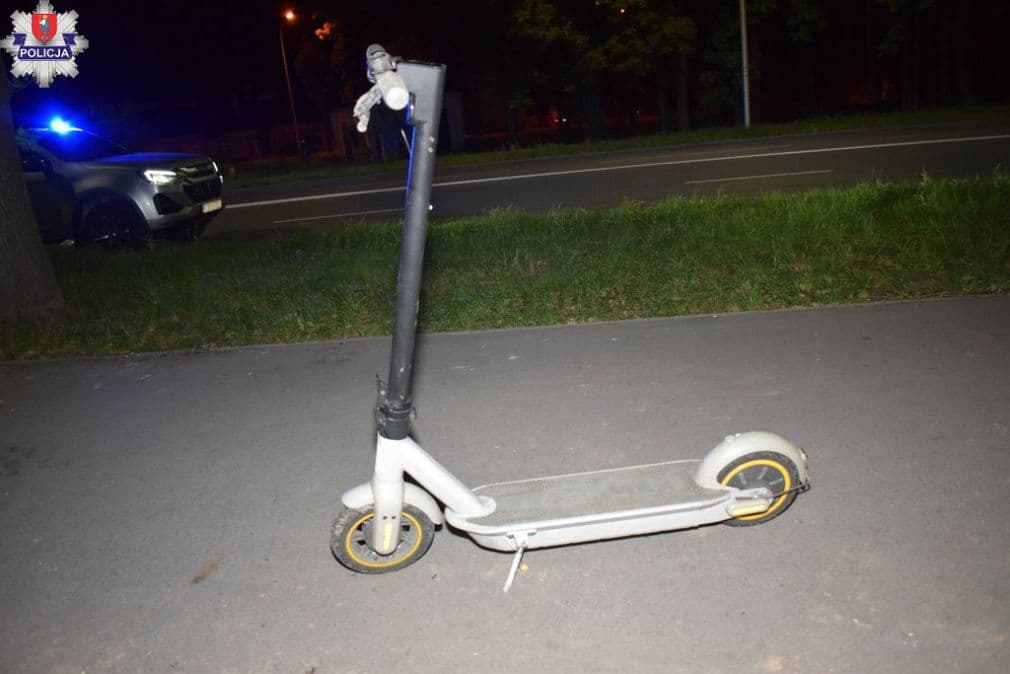 Wracał z dyskoteki na hulajnodze. Na ul. Szczebrzeskiej wypadł ze ścieżki