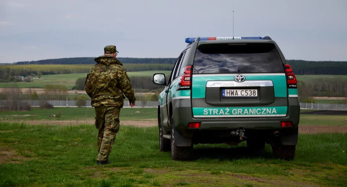 Dwa uszkodzone pojazdy Straży Granicznej. To efekt ataku nielegalnych migrantów