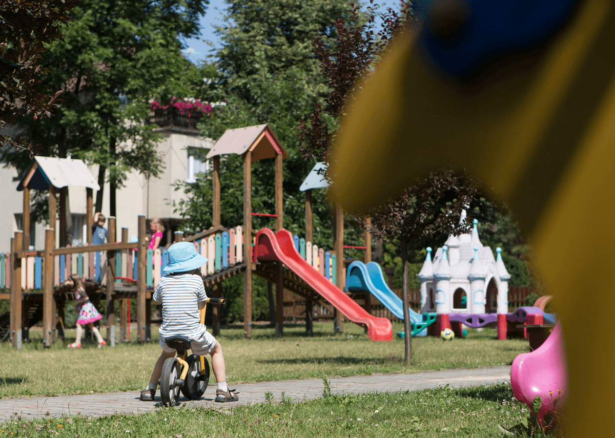 Zabawa na dworze wspiera psychiczne zdrowie przedszkolaków