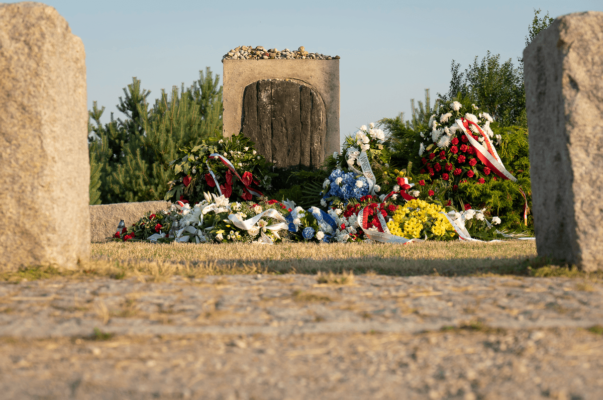 Jedwabne: W zbrodni brali udział Polacy przywiezieni z zewnątrz, w tym niemiecki agent