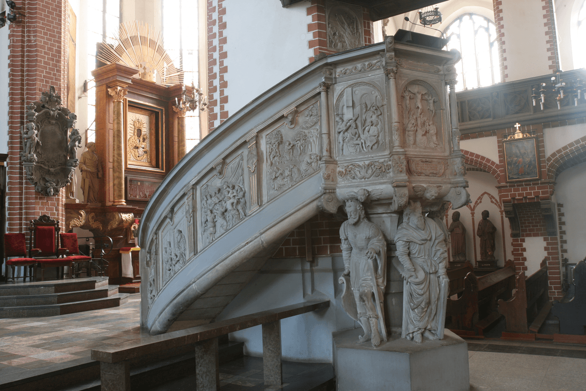 Kard. Müller: nie można oddzielać liturgii Słowa od liturgii eucharystycznej