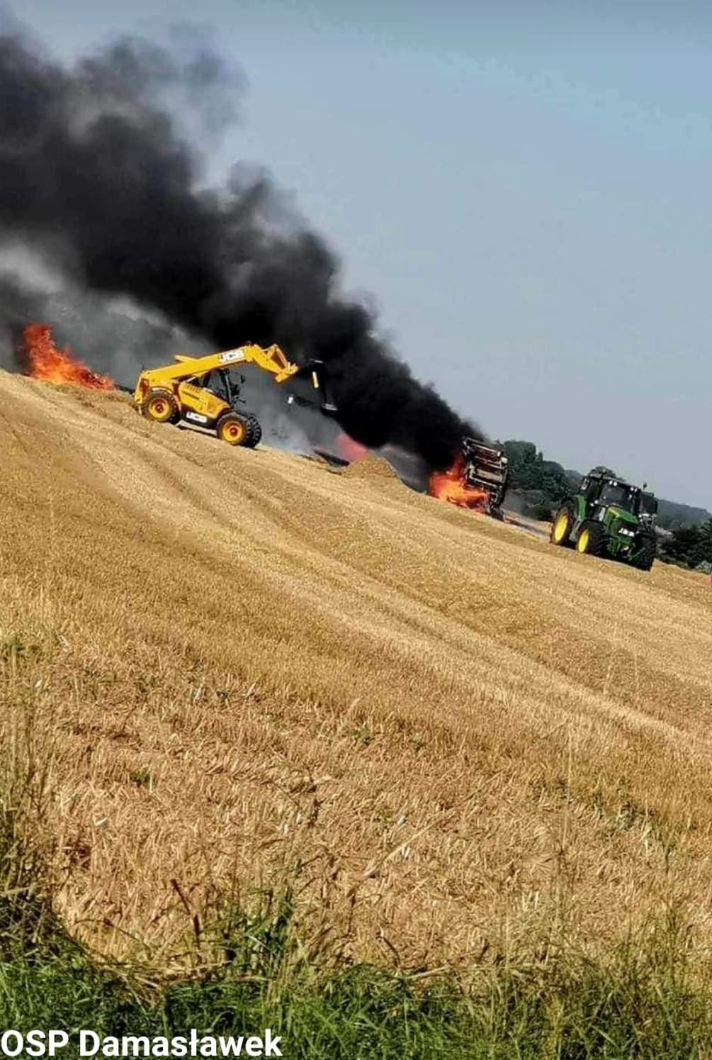 SPŁONĘŁA PRASA ROLUJĄCA I ŚCIERNISKO