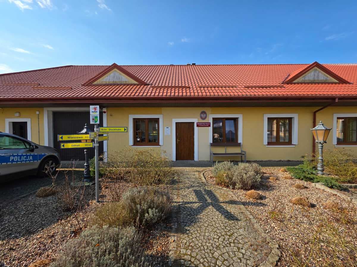 4-latek sam na placu zabaw. Pomogła reakcja przypadkowego świadka