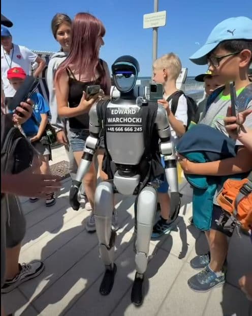 Robot influencer nad morzem. W centrum wydarzeń kołobrzeskie molo