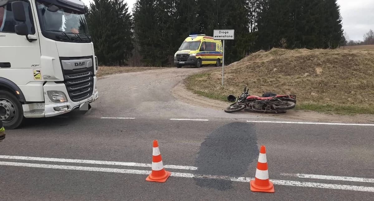 Ciężarówka uderzyła w motorowerzystę