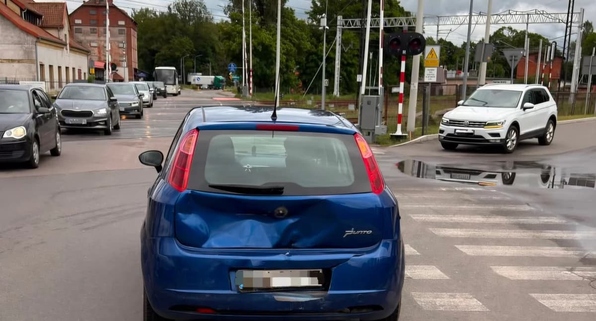Zderzenie dwóch aut na ul. Olsztyńskiej w Nidzicy. Jedna osoba trafiła do