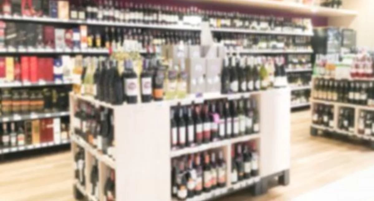 Wypił alkohol w sklepie i próbował wyjść bez płacenia