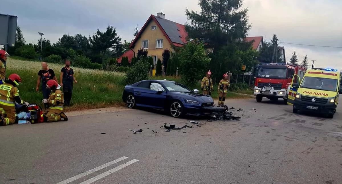 Czołowe zderzenie aut podczas wyprzedzania. Dwie osoby trafiły do szpitala