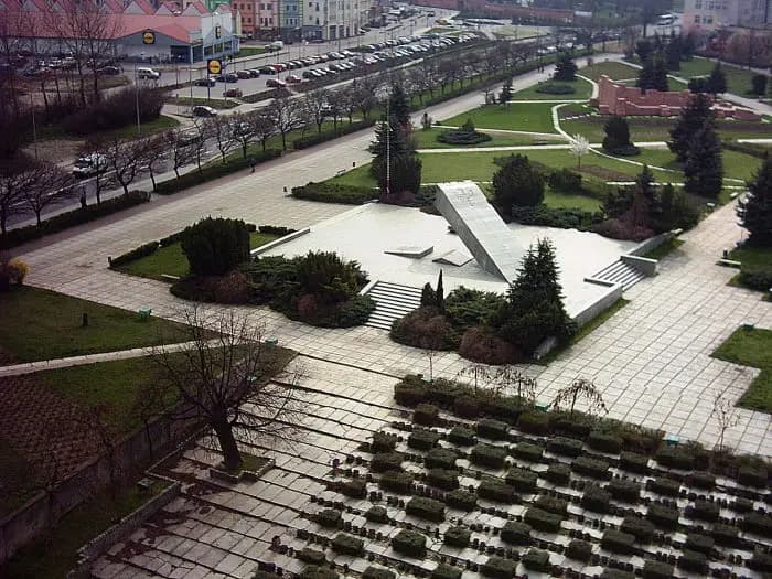 Tablica przypomina pierwszy powojenny zarząd Głogowa. To tu zaczynała się historia
