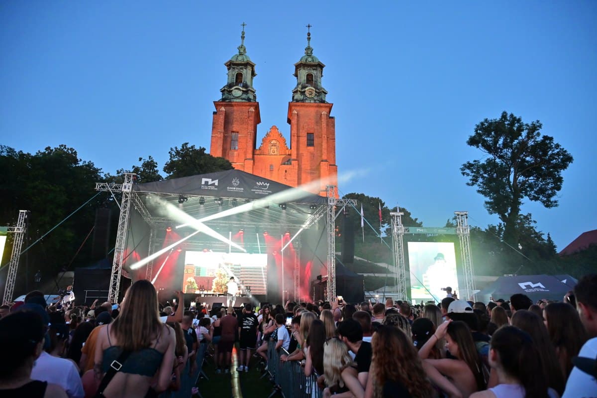 Tłumy na festiwalowym placu. Zippy Ogar, Kękę i Paluch na scenie