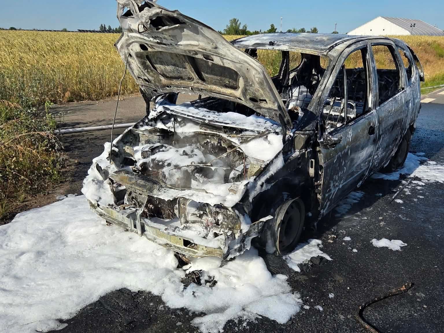 Samochód spłonął na wyjeździe z Powidza