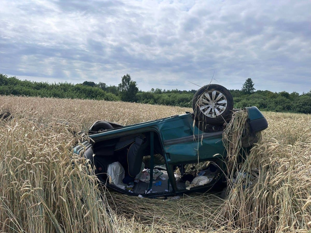 Auto dachowało w polu daleko od drogi.