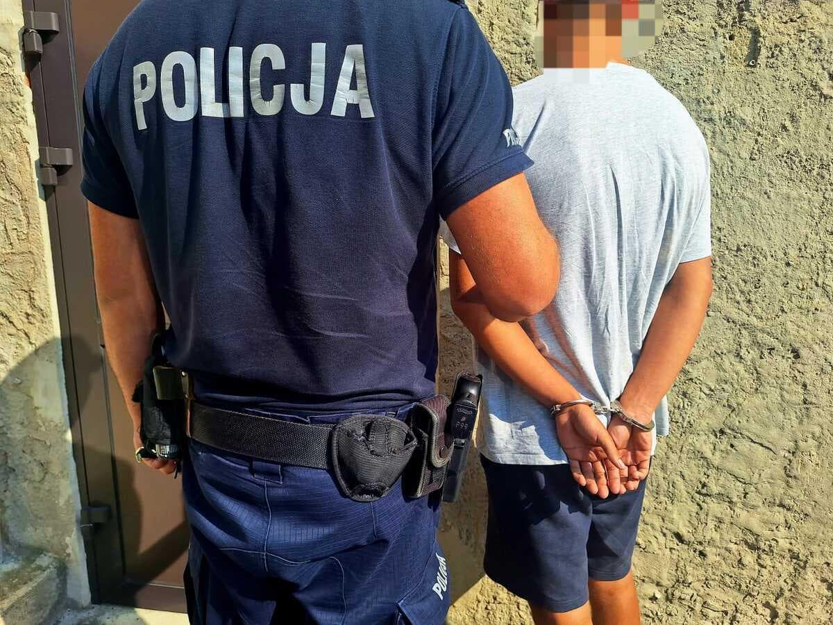 Nad ranem zniszczył drzwi budynku w Jaworze. Policja zatrzymała 36-latka