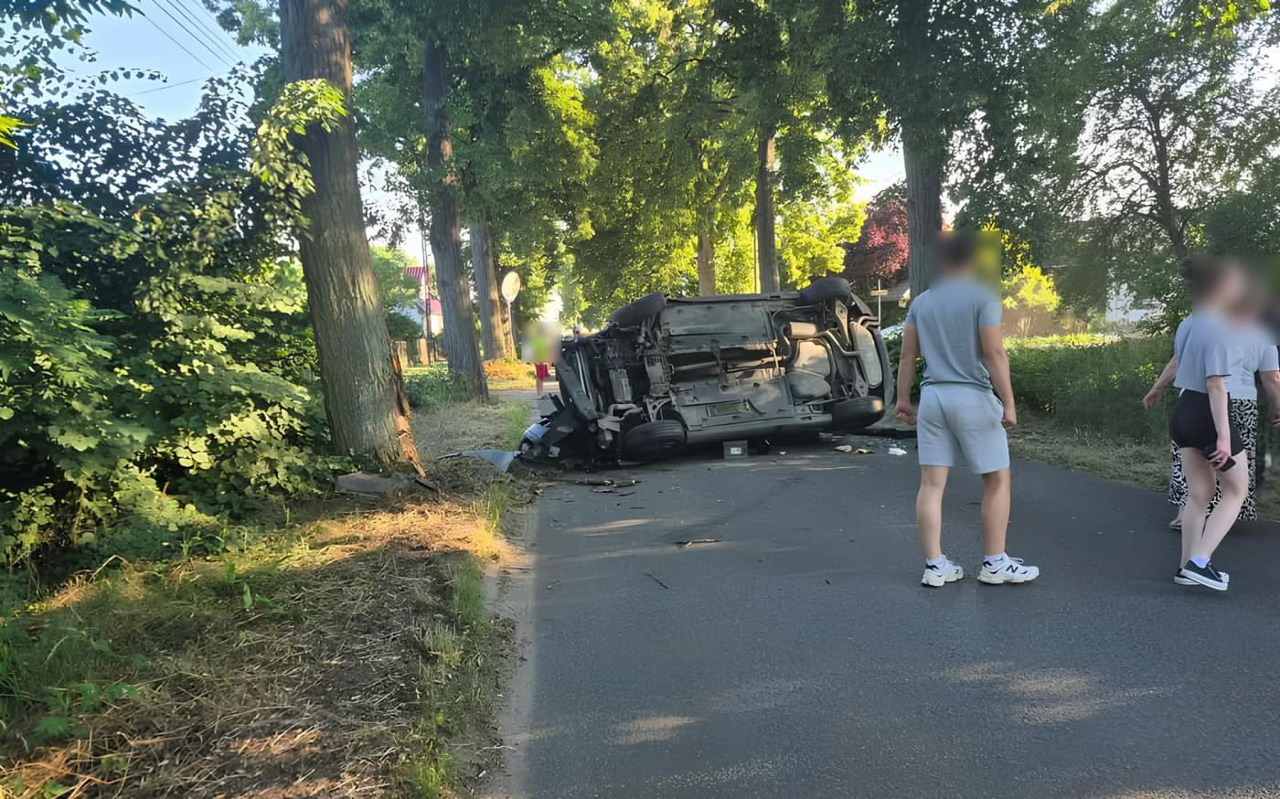 Rozbił Seata o drzewo. Auto przewróciło się na bok