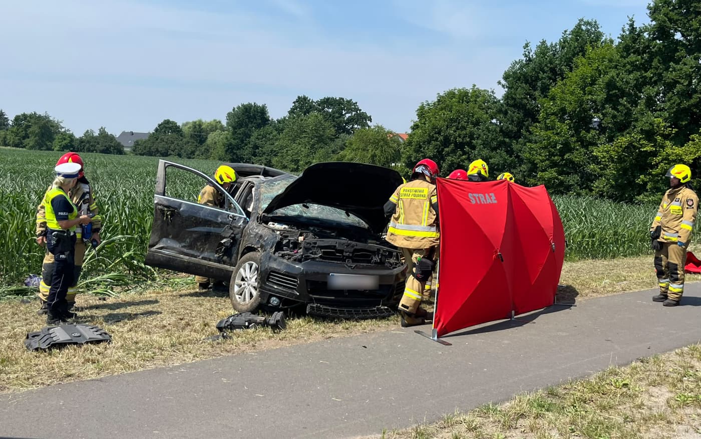 Dachowanie pijanego kierowcy Volkswagena. Strażacy przeszukują pole