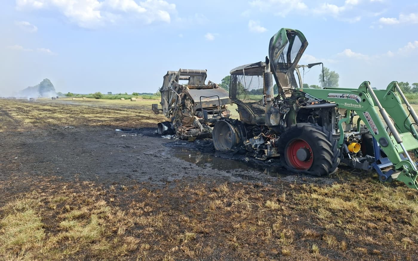 Doszczętnie spłonął sprzęt rolniczy i hektary łąki