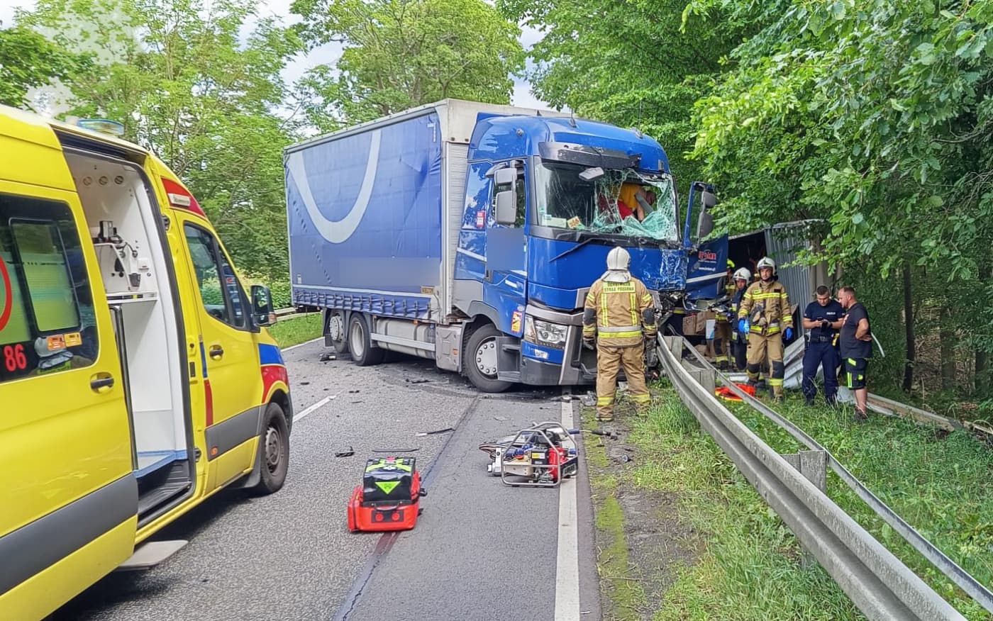 Wypadek na DK22. Zderzenie dwóch ciężarówek, kobieta była zakleszczona w kabinie