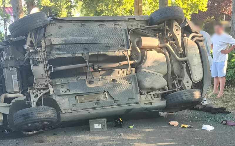 Wypadek w Jeninie. Seat uderzył w drzewo